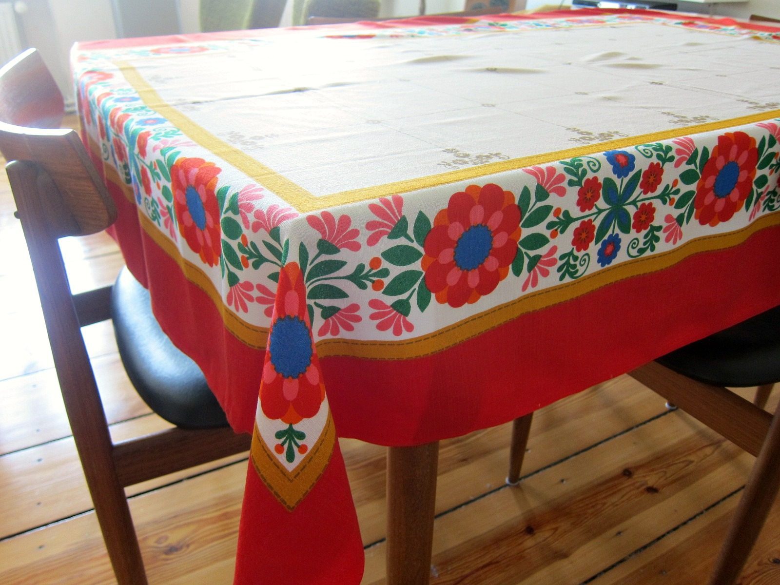 赤いレトロなお花のモチーフのテーブルクロス | Frau Vintage