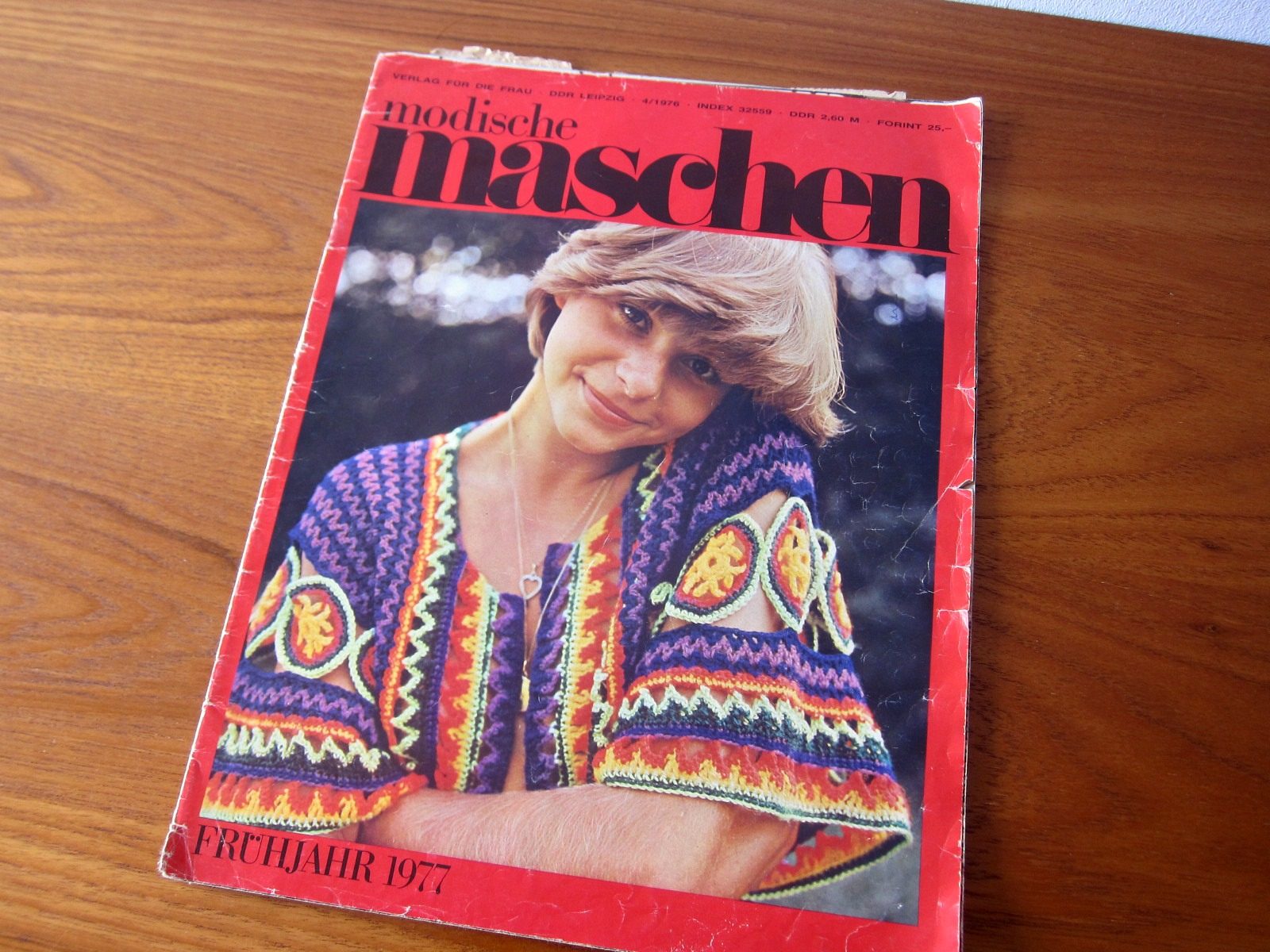 70年代ファッションをそのまま再現 ヴィンテージ編み物雑誌 図案入り Frau Vintage