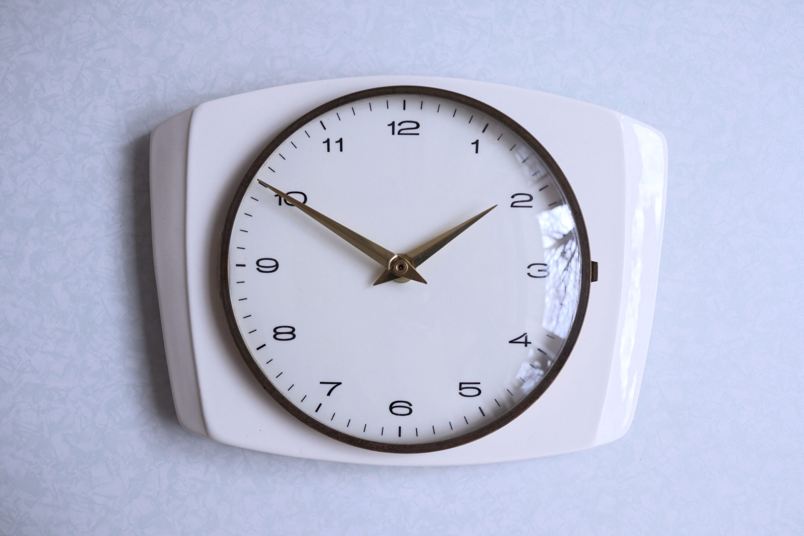 ミッドセンチュリー 白色陶器のヴィンテージ壁時計